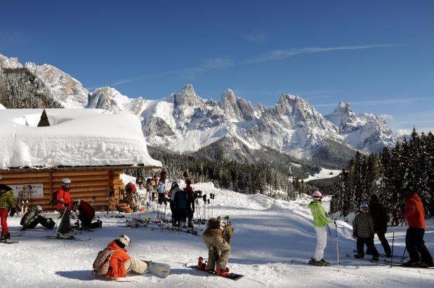 Aspecto de un refugio nevado en Alta Badia, Dolomitas