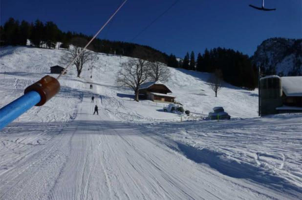 Día soleado de esquí en Faltschen