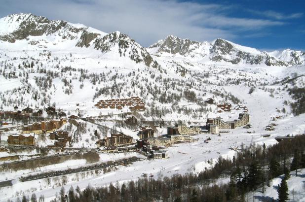Panorama de la soleada estación de esquí de Isola 2000