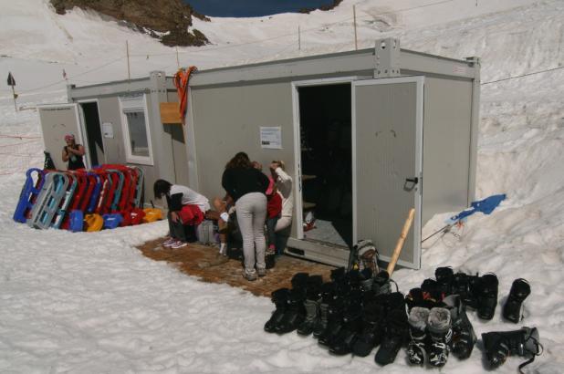 Imagen de las pequeñas instalaciones de la pista de esquí de la Jungfrau, foto Lugares de Nieve