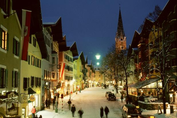 Bonito panorama invernal del centro de Kitzbühel