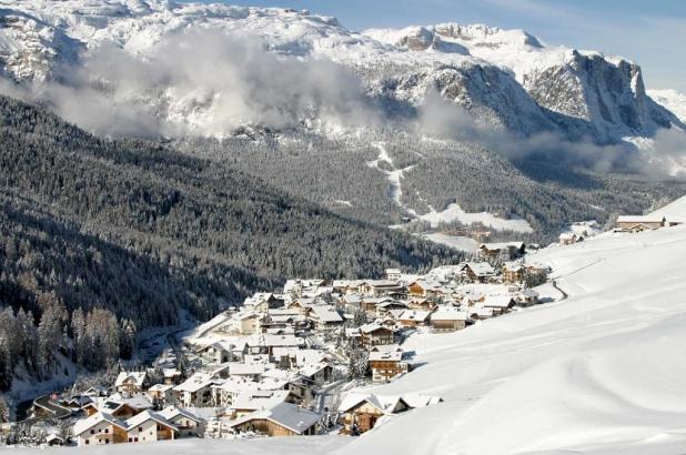 fotografía del pueblo de San Cassiano en invierno, en la Alta Badia