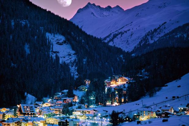 Imagen nocturna de St. Anton am Arlberg