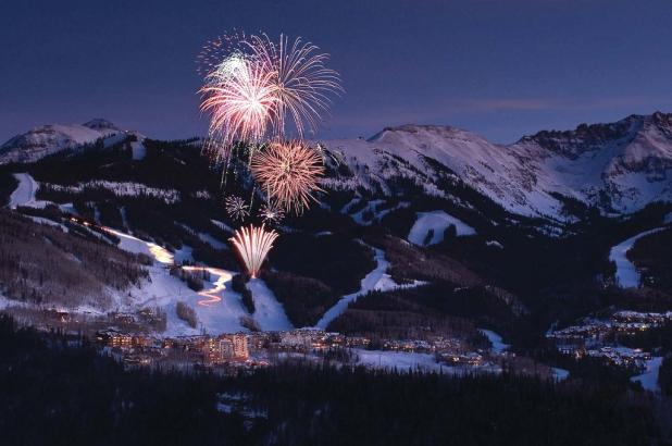 Vista nocturna de la población de Telluride en Colorado