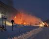 Un autobús escolar arde en plena nevada en la estación de esquí de San Isidro