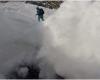 Snowboarder engullido por una grieta de 5 metros de profundidad en el hielo 