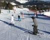 Tradicionalmente el mes de febrero en las estaciones de esquí es sinónimo de abundancia de nieve y esquiadores en pistas. Da igual que sea un día festivo o un día laborable, porque durante cuatro semanas las estaciones de esquí entran en el período calificado de temporada alta.    Grupo de escolares en Ax3domaines (Foto: Ivan Sanz).  Los fines de semana y días festivos la clientela está asegurada por los esquiadores habituales de cada fin de semana, pero también por aquellos que quizás sólo esquían cuatro d