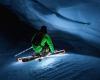 Espectáculo de esquí extremo iluminado entre grietas de la Aiguille du Midi