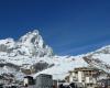 Un turista bebido sube una montaña de los Alpes de 2.400 metros buscando su hotel