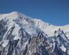 Un avión aterriza en el Mont Blanc para que sus dos pasajeros puedan subir a la cima 