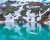 Vídeo: se sube a un iceberg y lo utiliza como tabla de paddle en un lago de Colorado