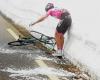 Choca contra un muro de nieve y pierde la Maglia Rosa del Giro de Italia