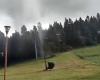 Un mini tornado lanza por los aires a un operario de un telesilla en una estación de esquí del Loira