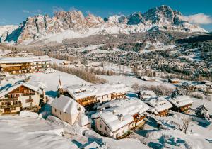 Descubre Cortina d’Ampezzo en invierno: esquí y mucho más