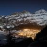 Imagen nocturna de Leukerbad en el Valais suizo