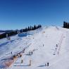 Día soleado de esquí en Raten