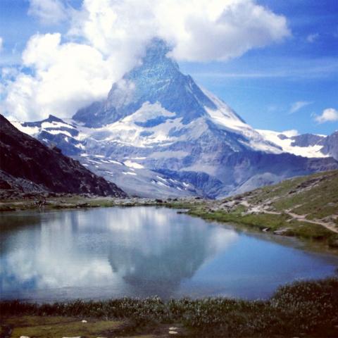 Matterhorn reflejado en lago subiendo a Sunegga-Rothorn