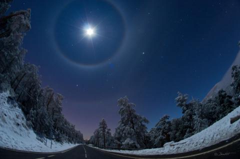 halo lunar sobre la pinilla tomado del apod