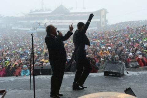 Robbie Williams junto a su padre, cantando en directo. Crédito: TVB Paznaun- Ischgl, Pierluigi Orler