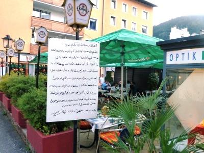 rótulo en árabe de un restaurante de Zell am See