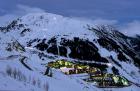 Baqueira Beret, base de la estación de noche