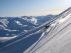 Practicando el freeride en las montañas de Les Contamines