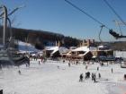 Día soleado de esquí en Wachusett Mountain