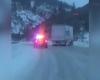 Video capta el impresionante control de un conductor de FedEx en plena tormenta de nieve