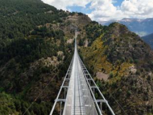 Aventura a gran altura: Así es el impresionante Puente Tibetano de Canillo