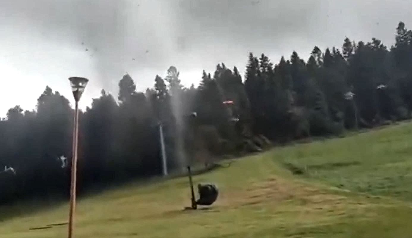 Un mini tornado lanza por los aires a un operario de un telesilla en una estación de esquí del Loira