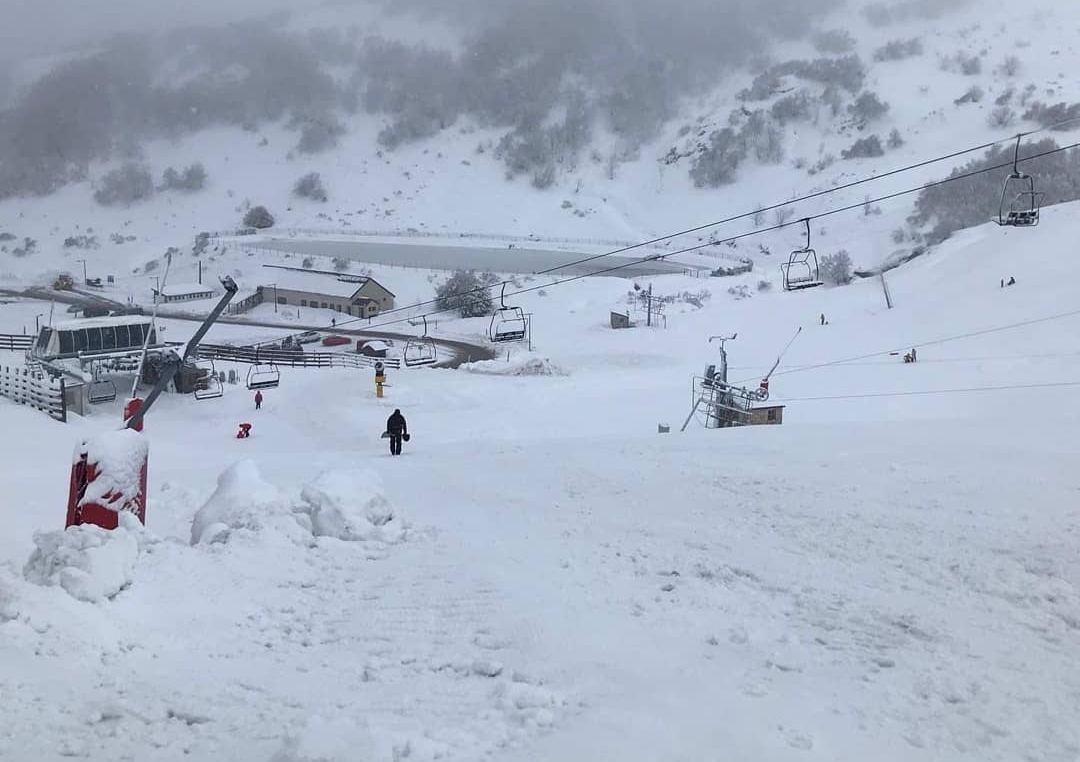 Los trabajadores denuncian que Valgrande-Pajares tiene nieve y no abre por dejadez del Gobierno
