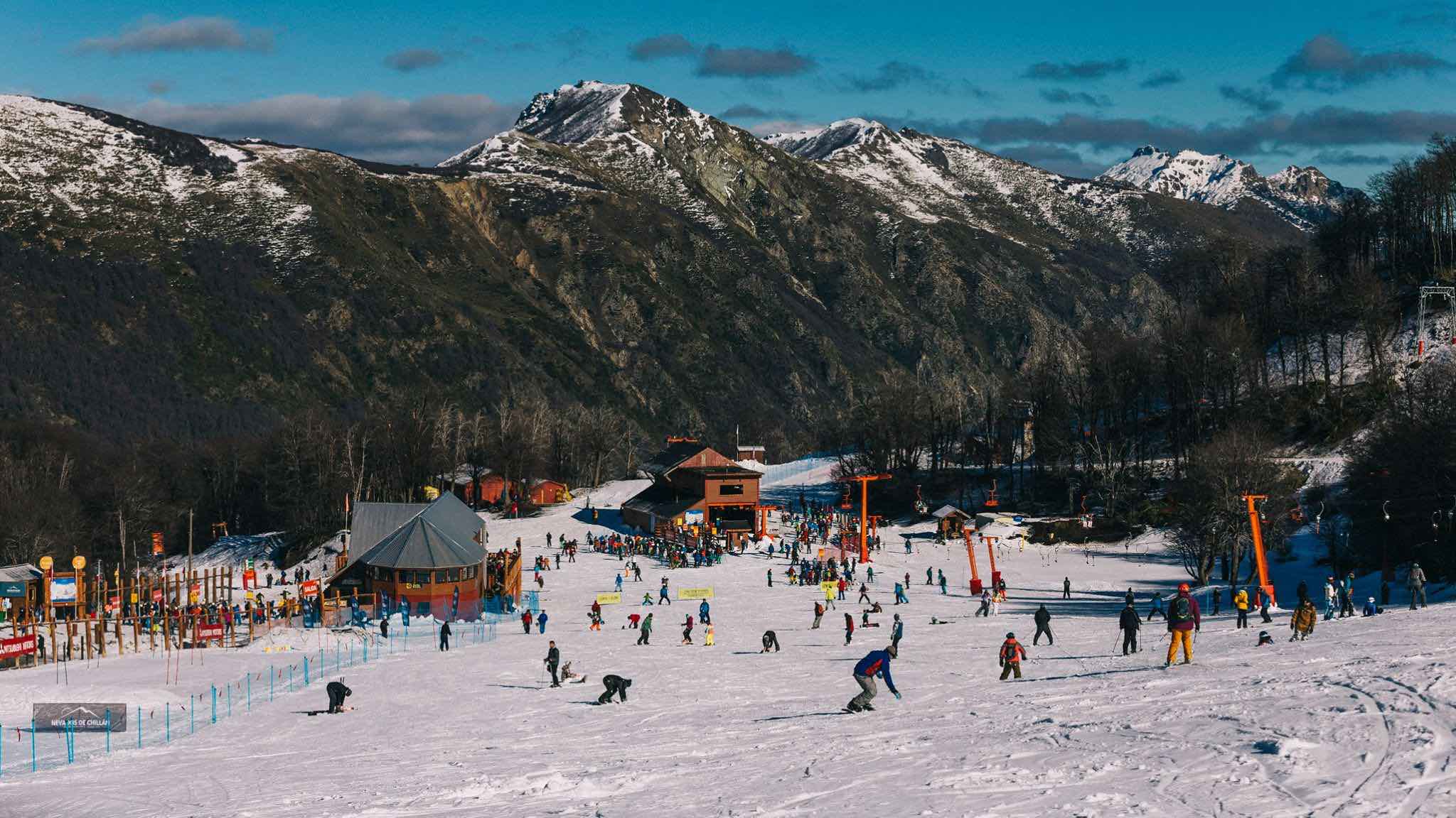 Últimas semanas de la temporada de esquí en Chile y Argentina, que extienden su oferta invernal