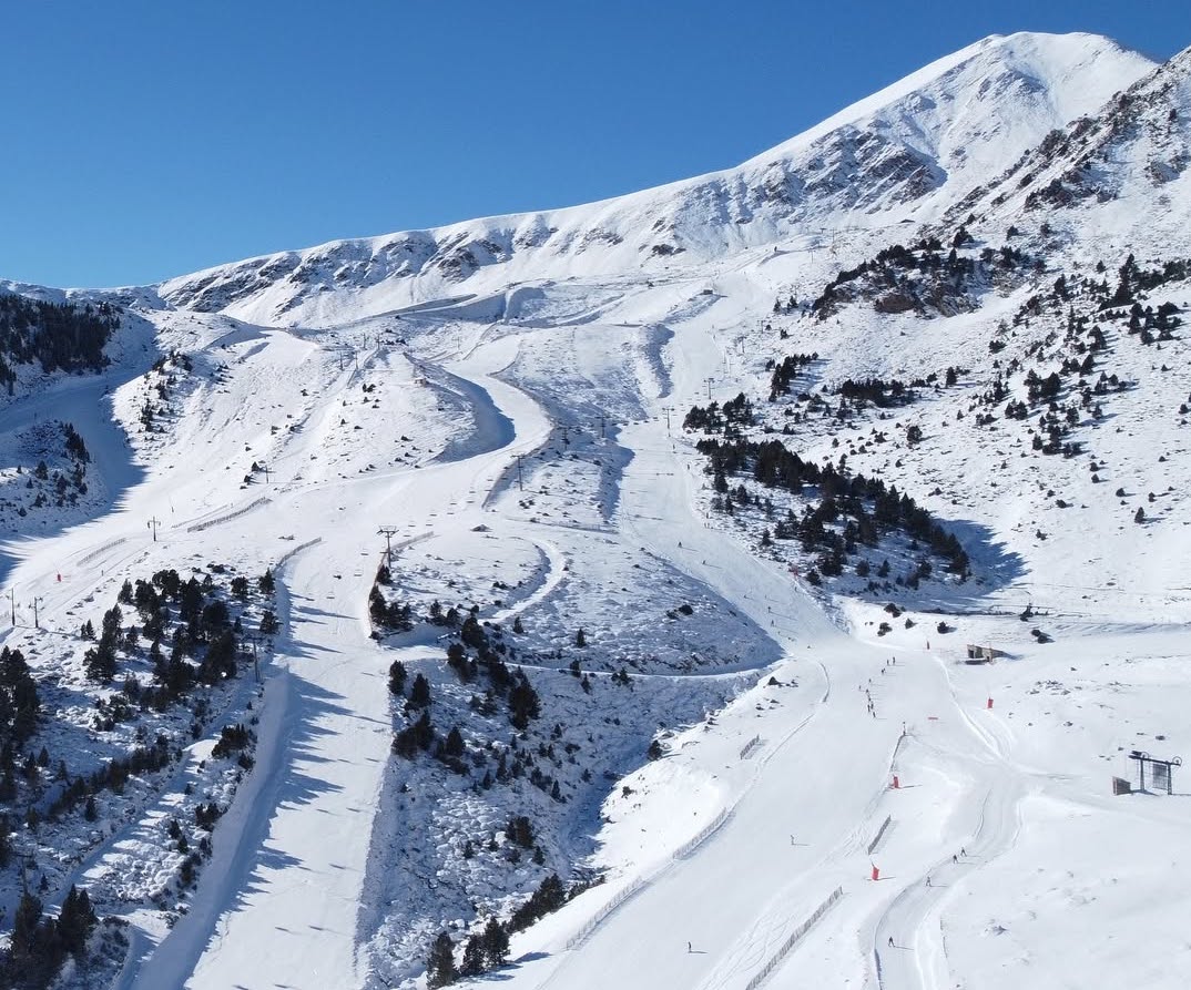 Seis estaciones de los Pirineos con el forfait de adulto por menos de 25,5 euros