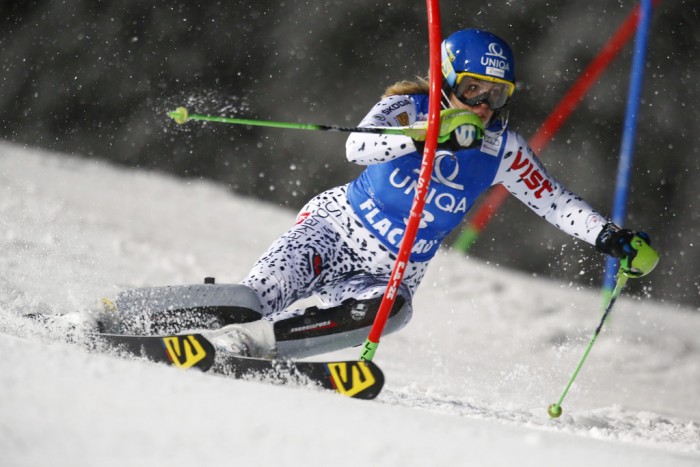 Velez Zuzulova gana el slalom nocturno de Flachau