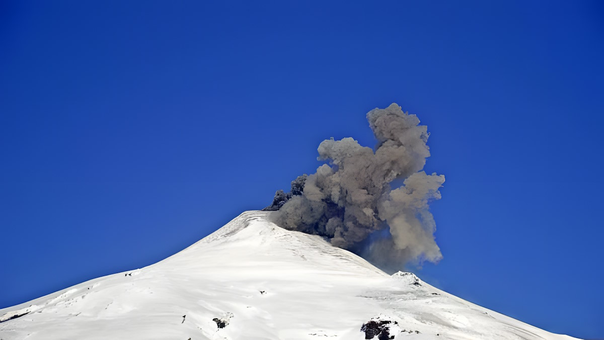 Impactante columna de cenizas en el volcán Villarrica: Vídeo  y detalles del fenómeno