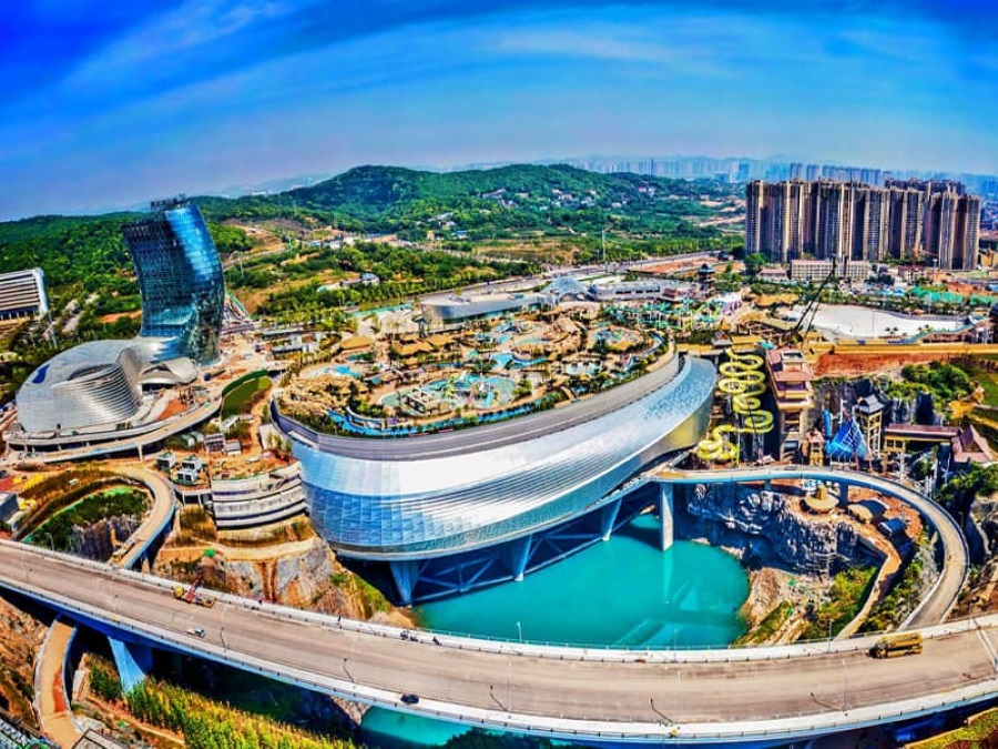 China abre un increíble edificio con centro de esquí cubierto y parque acuático en la azotea